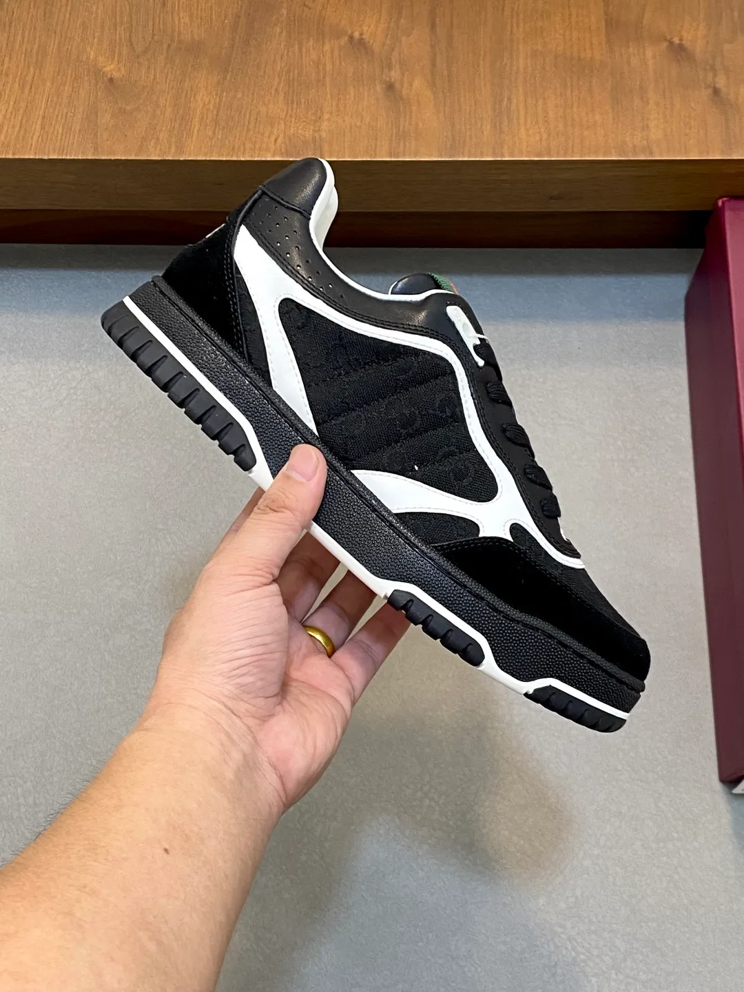 Men's Shoes 💰660 𝐆𝐮𝐜𝐜𝐢 𝐑𝐞-𝐖𝐞𝐛 As the first sneaker created by Sabato De Sarno for Gucci, the Re-Web series reinterprets the brand's classic stripes and sets off the modern silhouette design with bold and unique details. These shoes are crafted from white leather. This new sneaker is ingeniously decorated with many of the brand's classic details, and is equipped with a bright red and green webbing tongue, which will make people fall in love at first sight. White leather treated with a special process for softness and luster, with an embossed grainy texture. Script Gucci logo and interlocking G web label with Interlocking G and script Gucci logo. Rubber outsole with interlocking G detail eyelets. Web tongue. Size: 39-44 (customized for sizes 38 and 45)